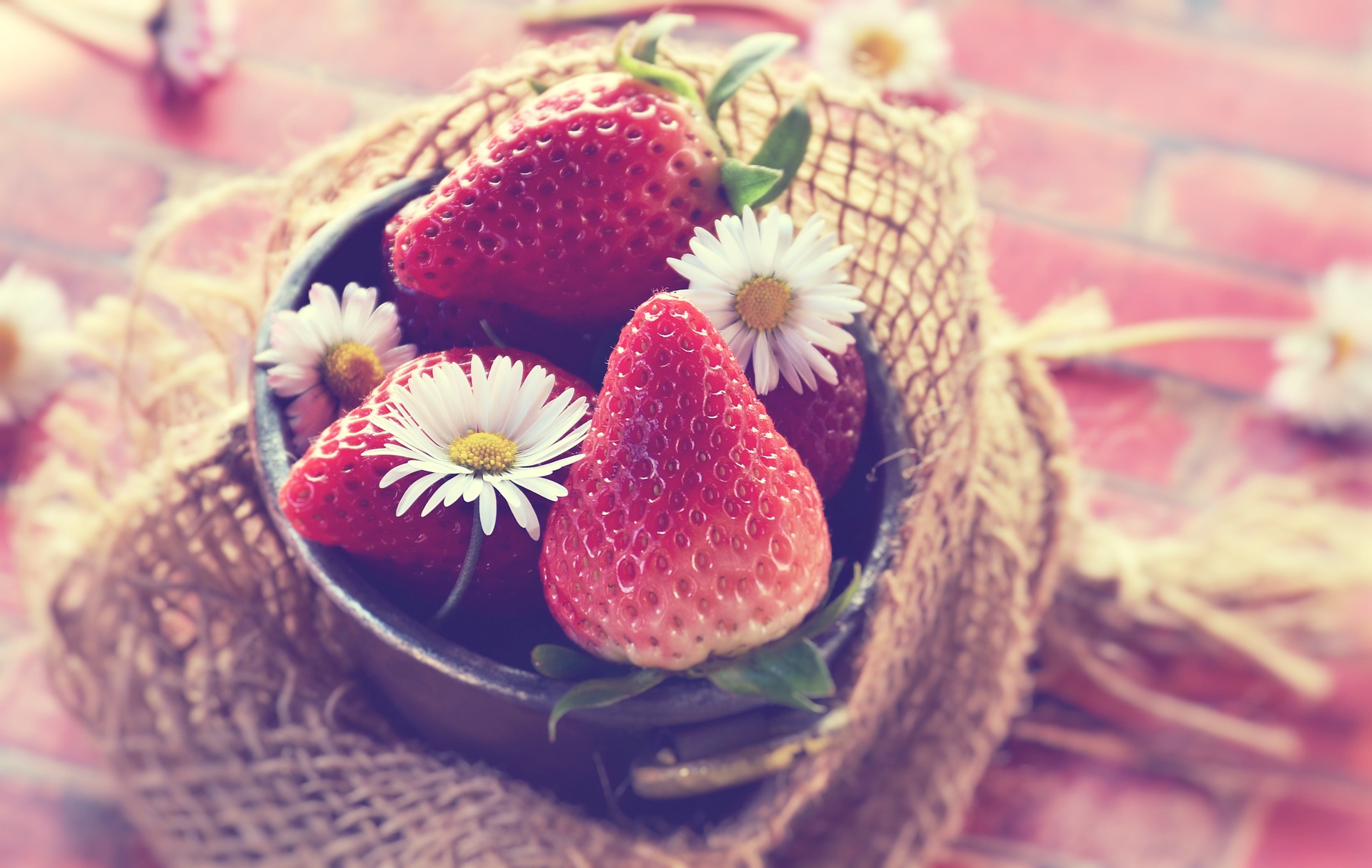 strawberries-g301911a2c_1920
